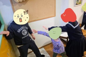 🏠「だるまさんがころんだ」で大盛り上がり！👨‍👩‍👧‍👦